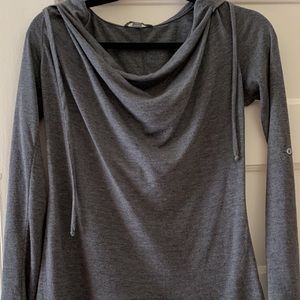 ALO Yoga Exercise Top
XS
Soft and light
Hooded & buttons on arms to pin sleeves